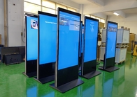 Iphone ha modellato il pavimento che sta il chiosco LCD del totem del contrassegno di Digital di pubblicità