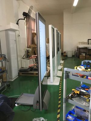 Chiosco touch screen da 43 pollici con risoluzione 1920x1080 e luminosità 400CD/M2