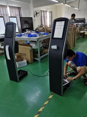 Contrasto 5000 1 Display touch screen con segnaletica che fornisce un tempo di risposta di 8 ms ottimizzato per i chioschi di informazione interattivi