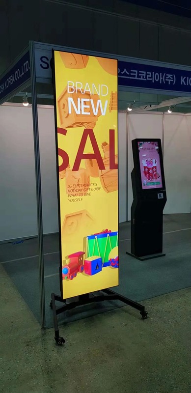 Display LCD allungato da 86 pollici con sistema operativo Android e touchscreen a infrarossi per installazione verticale
