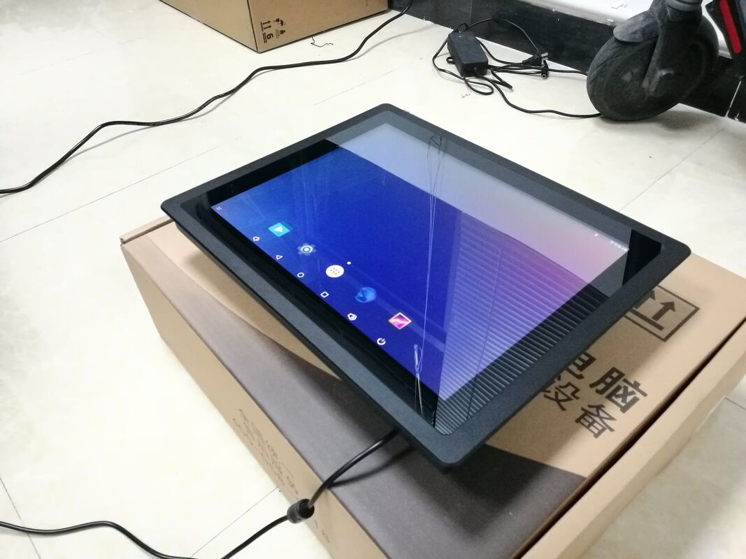 Display di segnaletica digitale con CPU quad-core dotato di sistema operativo Android e Windows, progettato per l'utilizzo in vari ambienti commerciali