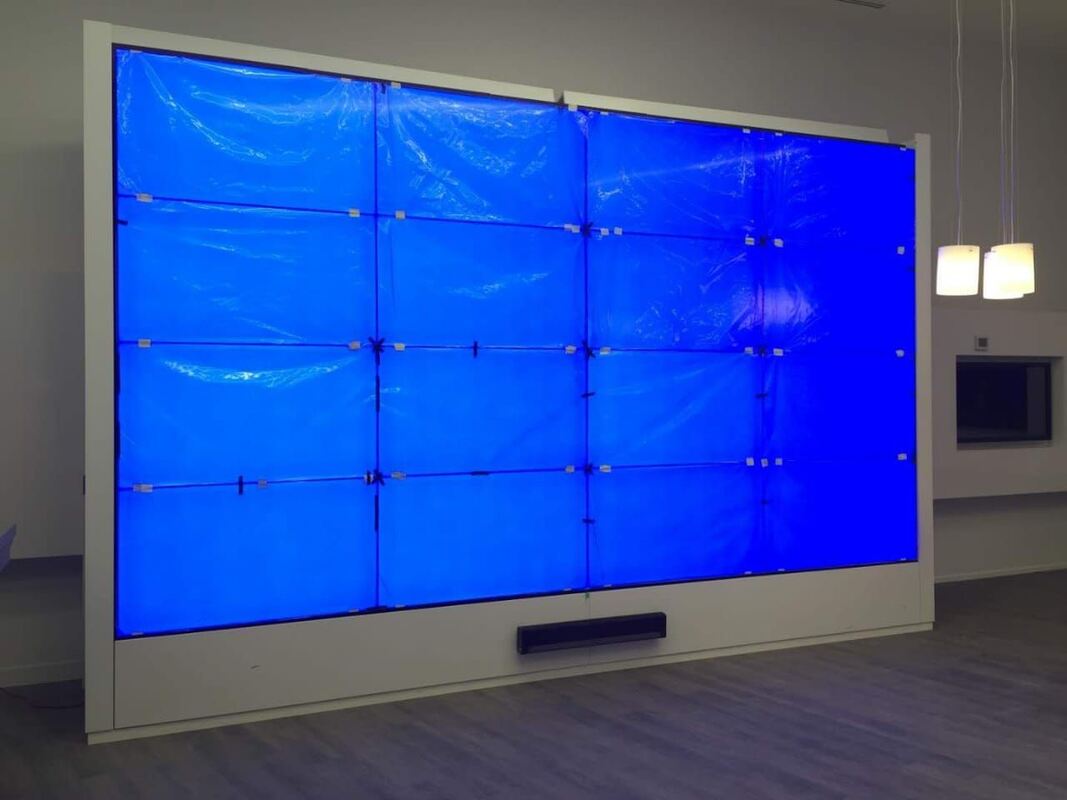 Connettività Wi-Fi Display di segnaletica touch-screen integrato con 2 GB di RAM e 8 GB di ROM che supporta piattaforme pubblicitarie interattive versatili