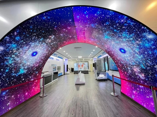 La TV astuta a 55 pollici fissata al muro ha curvato la video parete dello schermo 4k OLED